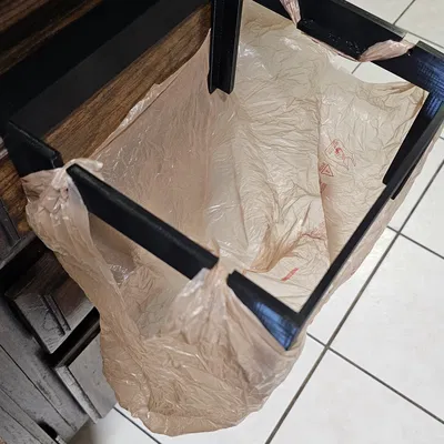 Giá đỡ túi rác V2 sử dụng túi mua sắm