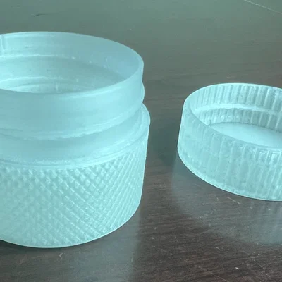 Container nhỏ có nắp ren để lưu trữ vật nhỏ