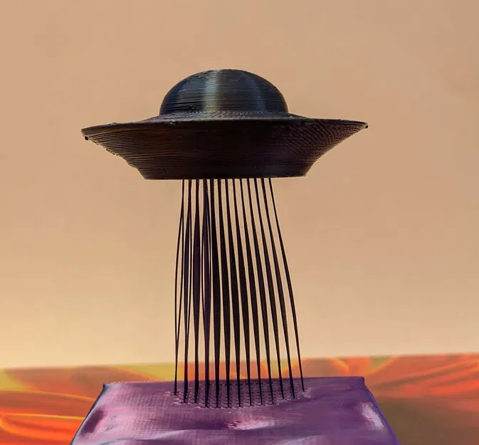 Đĩa bay UFO lơ lửng với dây treo - Image 2