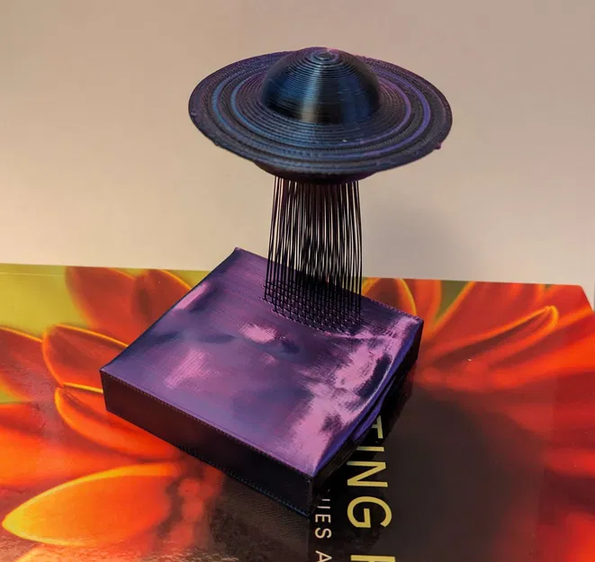 Đĩa bay UFO lơ lửng với dây treo - Image 3