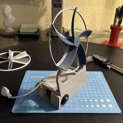 Quạt để bàn cải tiến sử dụng pin cho văn phòng