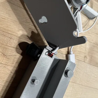 Quạt để bàn cải tiến sử dụng pin cho văn phòng