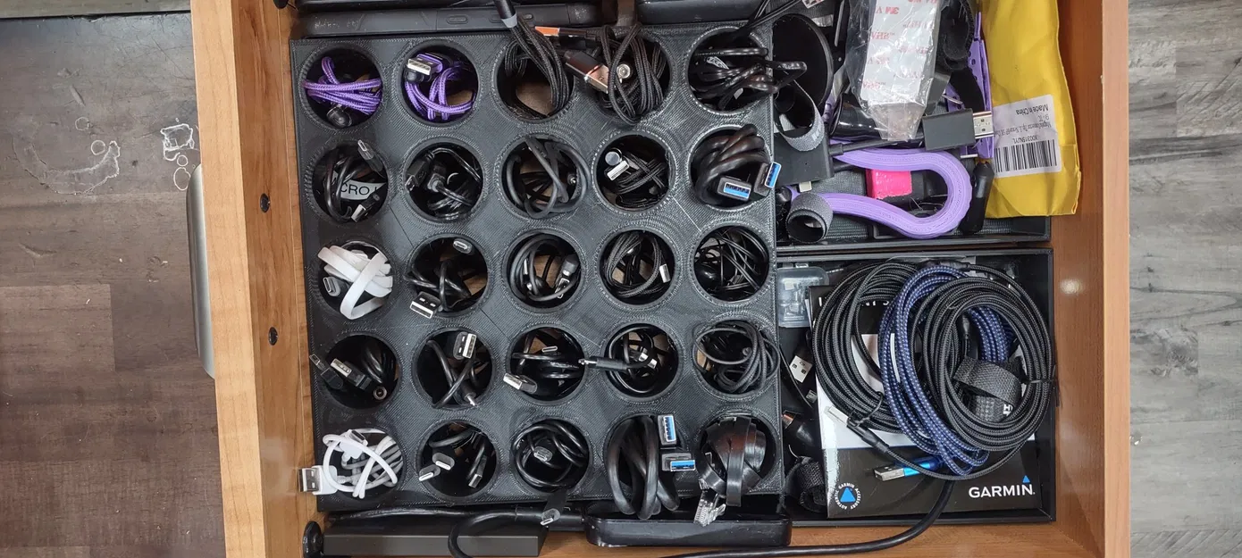 Tổ chức ngăn kéo cáp sạc cho bàn làm việc - Image 1