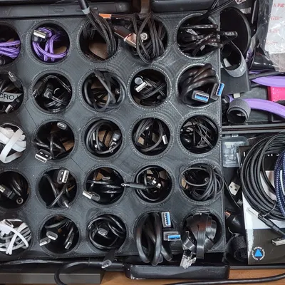 Tổ chức ngăn kéo cáp sạc cho bàn làm việc