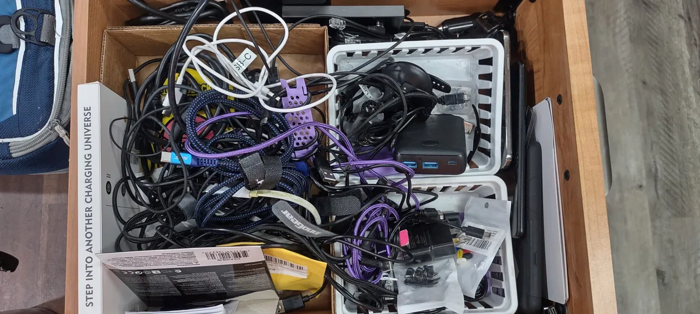 Tổ chức ngăn kéo cáp sạc cho bàn làm việc - Image 2