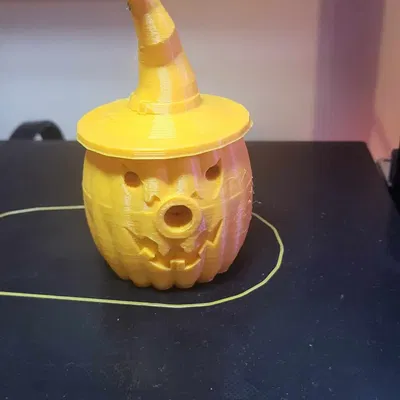 Quả bí ngô Halloween với nến tealight và nhiệt