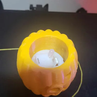 Quả bí ngô Halloween với nến tealight và nhiệt