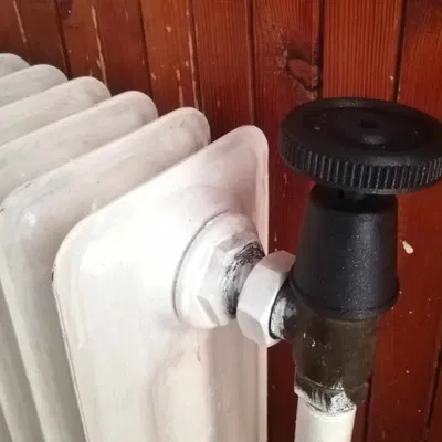 Núm điều chỉnh của bộ tản nhiệt cũ có nắp đậy