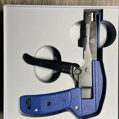 Giá đỡ công cụ căng dây zip NTE từ Microcenter