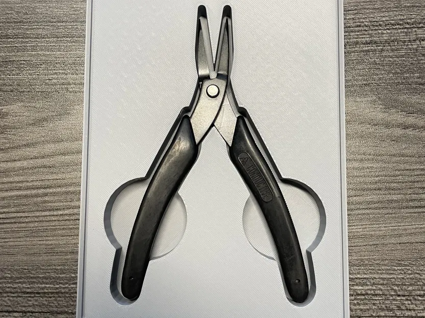 Giá đỡ kìm nhíp 5" Gridfinity từ Harbor Freight - Image 1