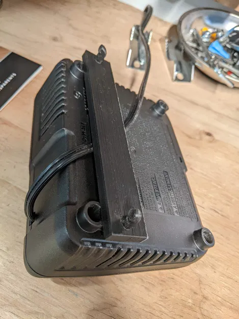 Giá đỡ gắn tường cho bộ sạc pin Dewalt DCB115 - Image 1