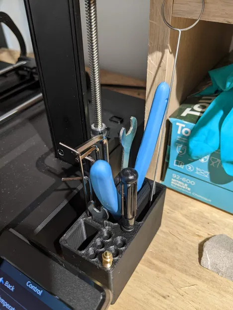 Giá đỡ công cụ Ender 3 với đáy phẳng và khe giữ vòi - Image 1