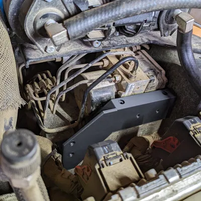 Giá đỡ mô-đun ABS dưới nắp capo Jeep JK