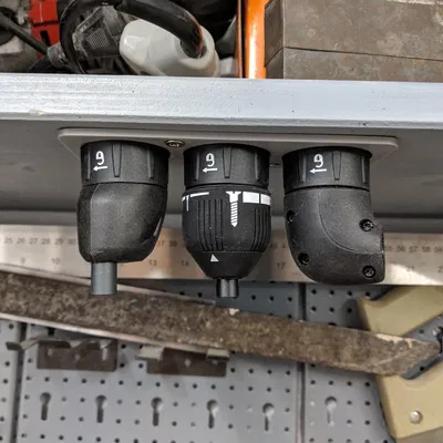 Giá đỡ công cụ Bosch IXO gắn tường với lỗ khoan