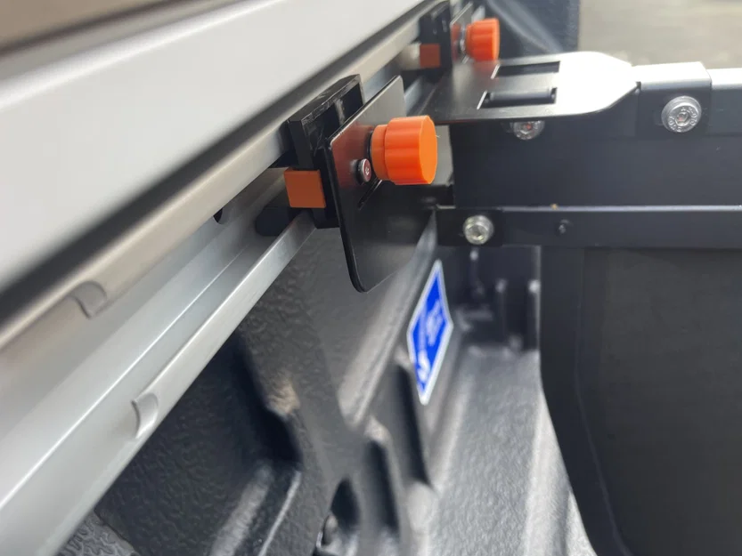 Kẹp cố định phân chia giường Ford Ranger - Image 1