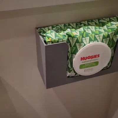 Giá đỡ khăn lau với ngăn chứa chai xịt nhỏ bên cạnh