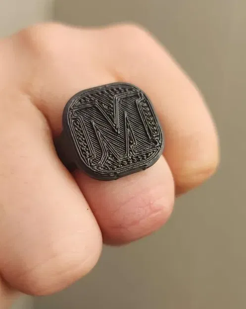 Nhẫn nam kích thước 9.5 với khắc "M" ở mặt trước - Image 1