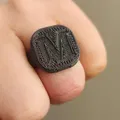 Nhẫn nam kích thước 9.5 với khắc "M" ở mặt trước - Thumbnail 1