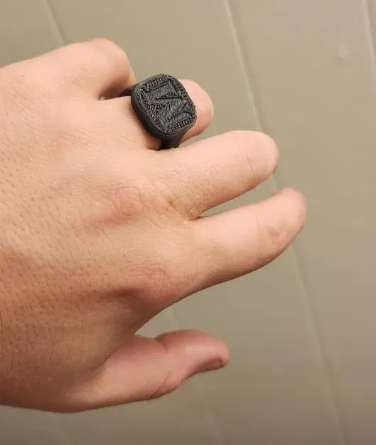 Nhẫn nam kích thước 9.5 với khắc "M" ở mặt trước - Image 2