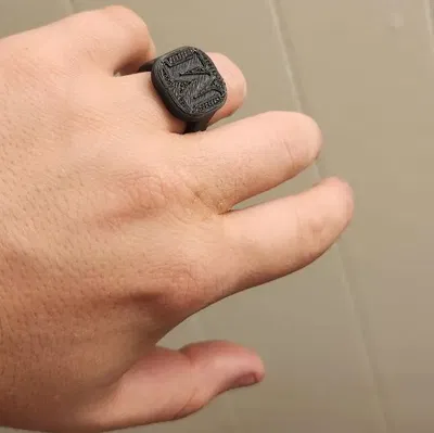 Nhẫn nam kích thước 9.5 với khắc "M" ở mặt trước