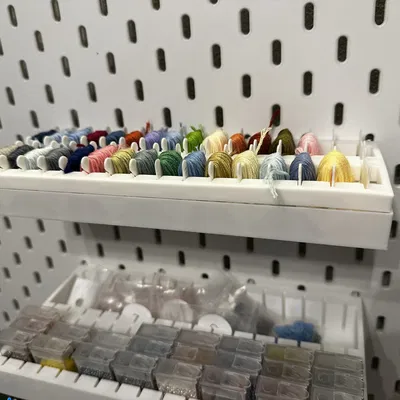 Giá đỡ chỉ thêu cho 32 cuộn với móc Ikea Skadis