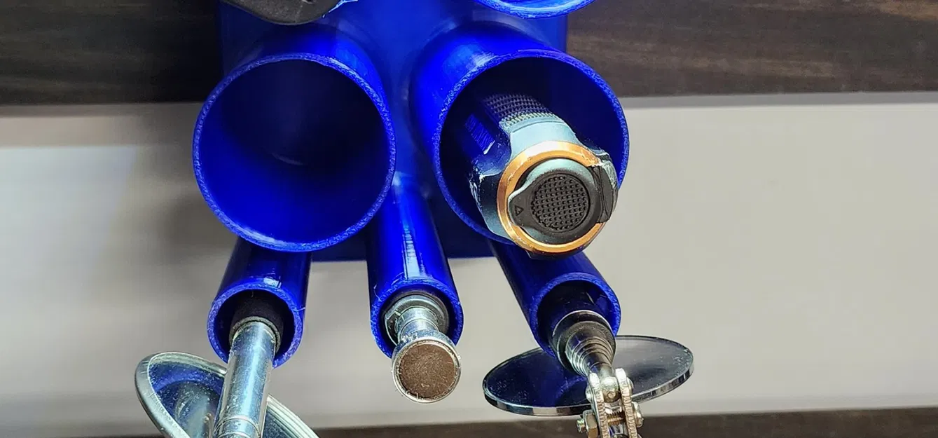 Giá đỡ đèn pin và gương treo tường tiện lợi - Image 1