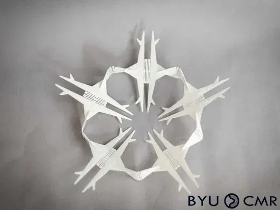 Kaleido-flake: Cây thông Noel hình bông tuyết xoay tròn - Image 1