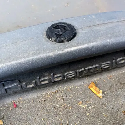 Nắp thay thế cho thùng rác ngoài trời Rubbermaid RM134501