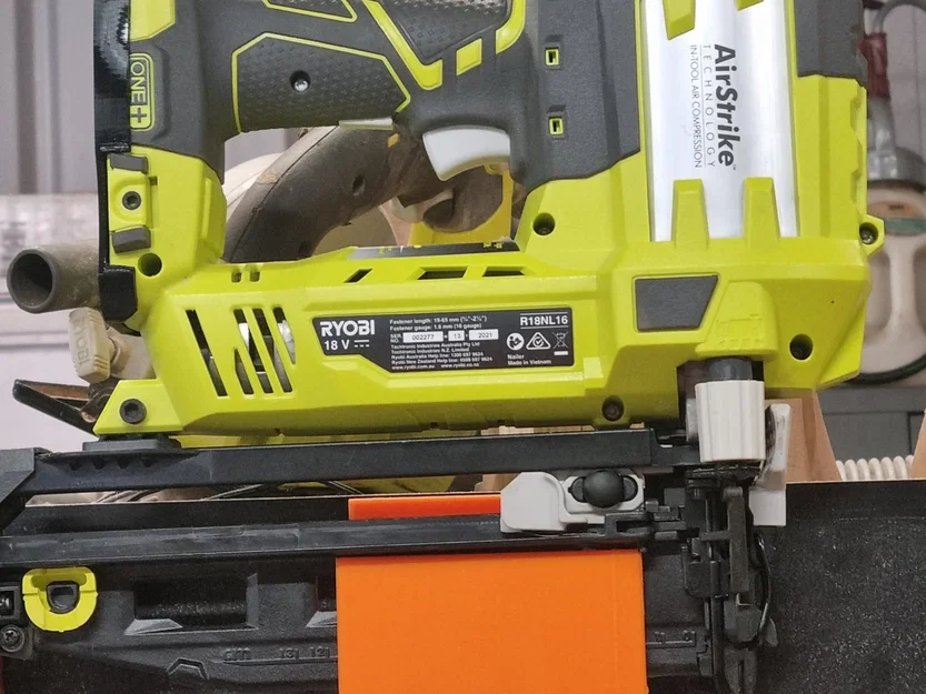 Giá đỡ súng bắn đinh Ryobi 16G gắn tường - Image 1
