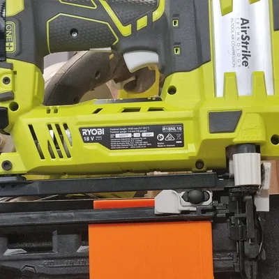 Giá đỡ súng bắn đinh Ryobi 16G gắn tường