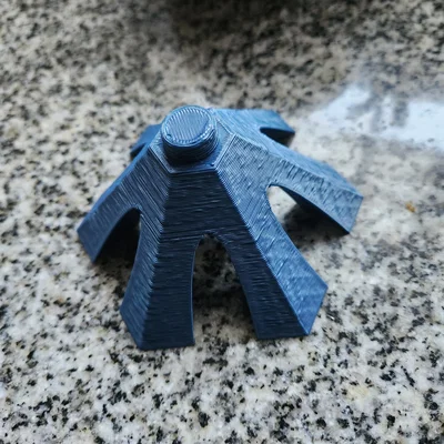Giá đỡ micro hình chóp đơn giản với đế vuông