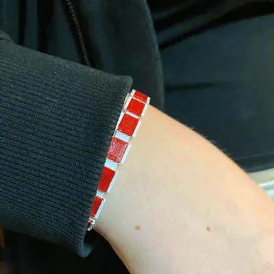 Vòng tay đa màu sắc với khóa cài