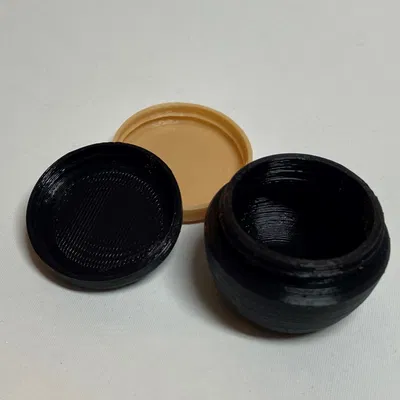 Lọ mỹ phẩm nhỏ với nắp đơn giản và uốn lượn