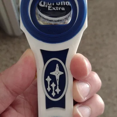 Mở nắp chai bằng tay nối với logo Subaru