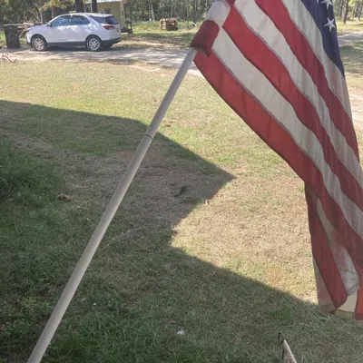 Giá đỡ cột cờ tự chế cho sân vườn