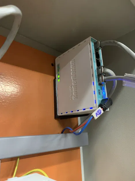 Giá đỡ Mikro Tik hEX RouterBOARD lắp đặt đứng - Image 1