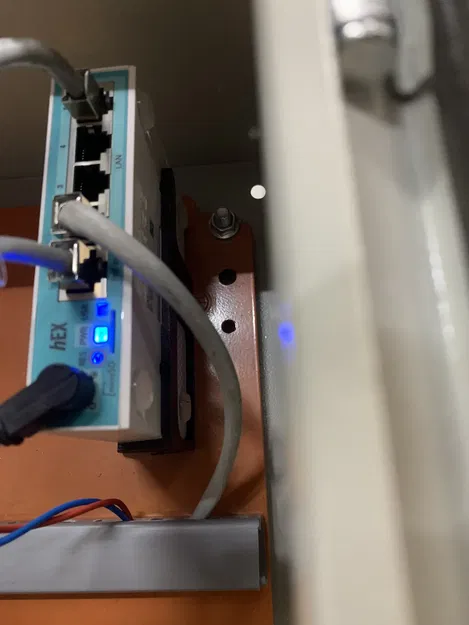 Giá đỡ Mikro Tik hEX RouterBOARD lắp đặt đứng - Image 4