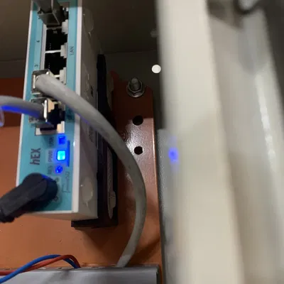 Giá đỡ Mikro Tik hEX RouterBOARD lắp đặt đứng