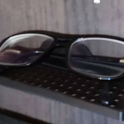 Giá đỡ kính mắt treo tường đơn giản