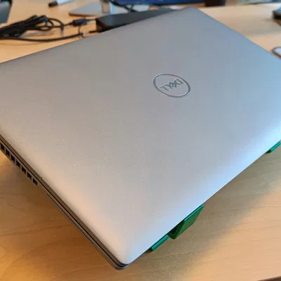 Giá đỡ laptop dễ dàng lắp ráp và cất gọn