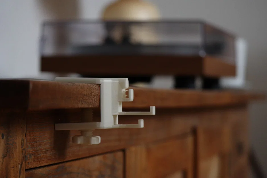 Giá đỡ đa năng cho cáp sạc và vít - Image 1