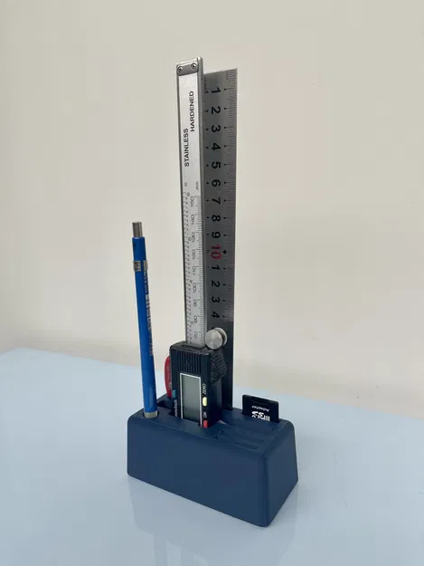 Giá đỡ thước kẻ và thước cặp với khe cắm USB và bút chì - Image 1