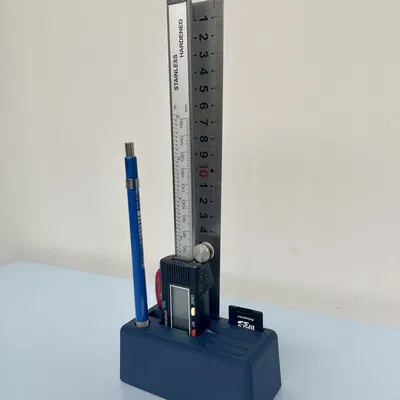 Giá đỡ thước kẻ và thước cặp với khe cắm USB và bút chì