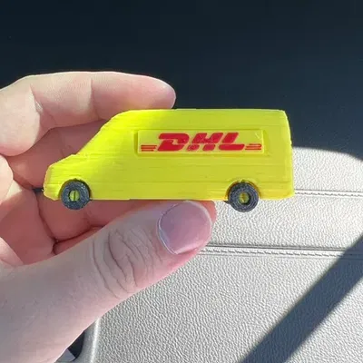 Xe tải DHL với lốp đen và logo màu vàng đỏ