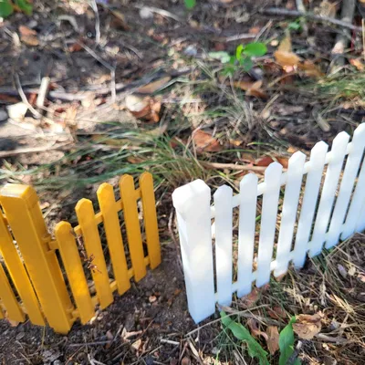 Hàng rào gỗ nhỏ với cổng in tại chỗ