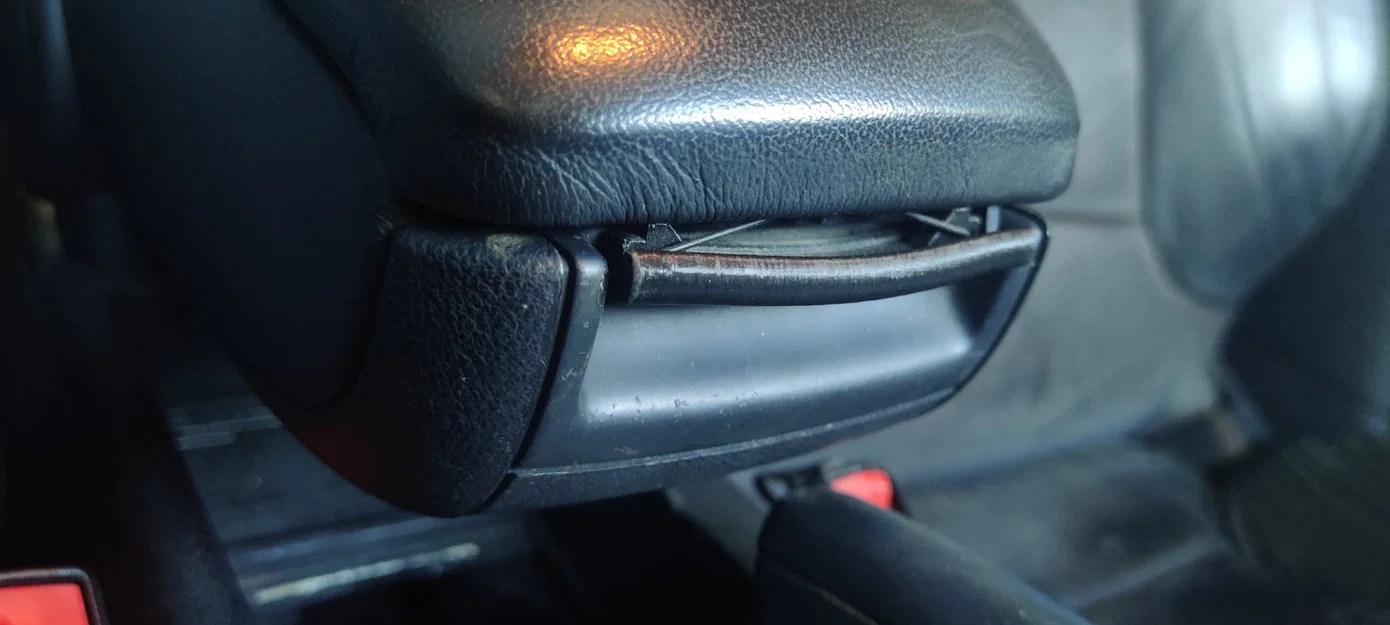 Nắp chốt cho bảng điều khiển tay vịn trung tâm Audi A3 2006 - Image 1
