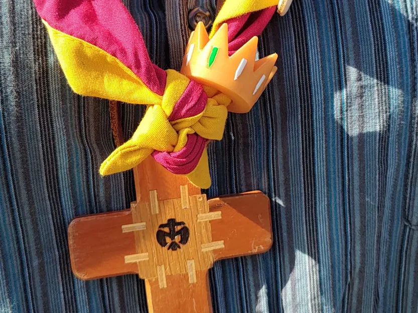 Vương miện nhiều màu sắc cho khăn quàng cổ trong hoạt động ... - Image 1