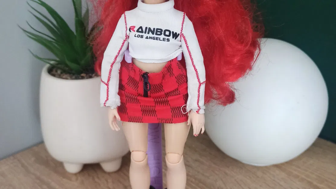 Giá đỡ chân máy cho búp bê Rainbow High - Image 1