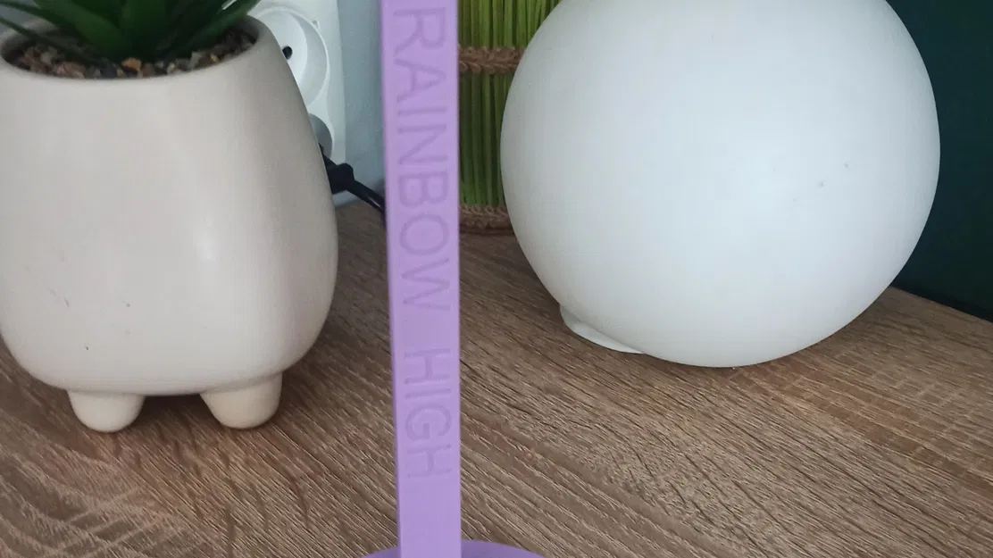 Giá đỡ chân máy cho búp bê Rainbow High - Image 2