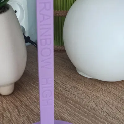 Giá đỡ chân máy cho búp bê Rainbow High